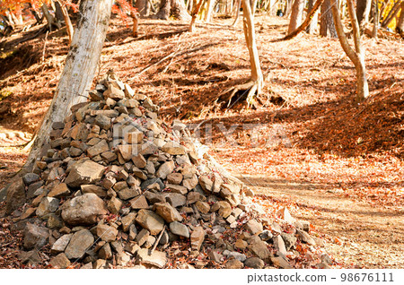 Stacked stones found on the mountain path 98676111