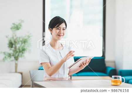 為顧客服務的美容診所工作人員 98676158