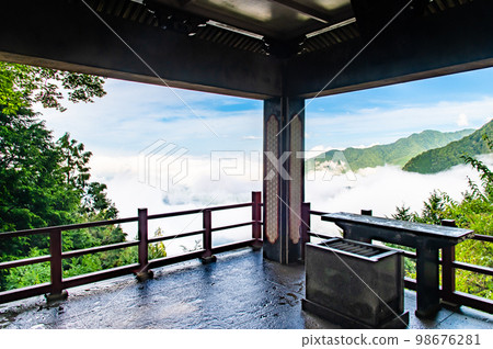 Mitsumine Shrine in Saitama Prefecture ~ Chichibu's Sea of Clouds Viewed from Yohaiden ~ 98676281