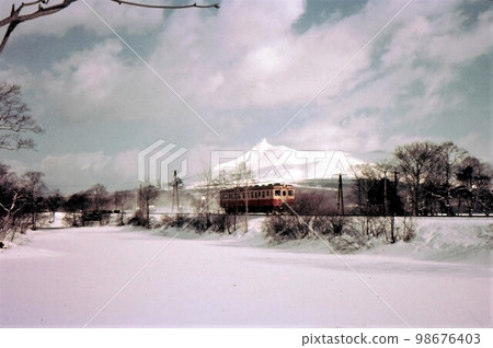 1970 Kiha 22 函館本線紀實照片北海道紀實照片舊彩色照片沿著駒嶽山腳下的大沼湖行駛 1970 Kiha 22 函館本線紀實照片北海道紀實照片舊彩色照片沿著駒嶽山腳下的大沼湖行駛 98676403