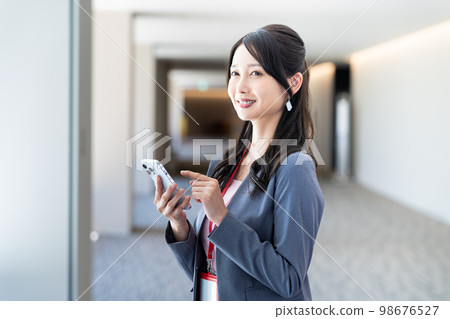 Business woman with a smartphone shooting cooperation "LINK FOREST" Business woman with a smartphone shooting cooperation "LINK FOREST" 98676527