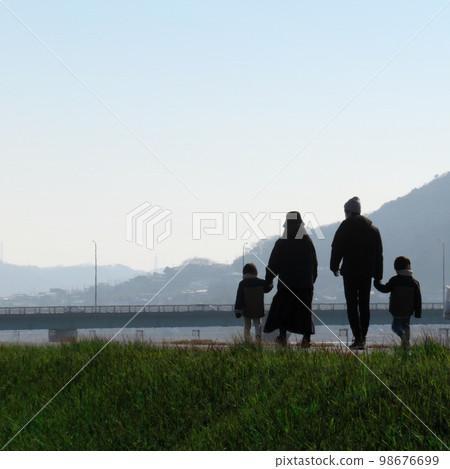 父母和孩子的剪影 父母和孩子的剪影 98676699