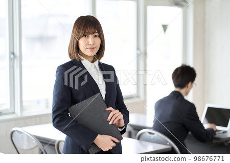 Asian businesswoman with tablet in seminar room 98676771