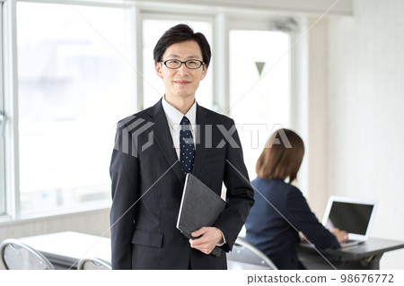 亞洲商人與平板電腦在研討室 98676772