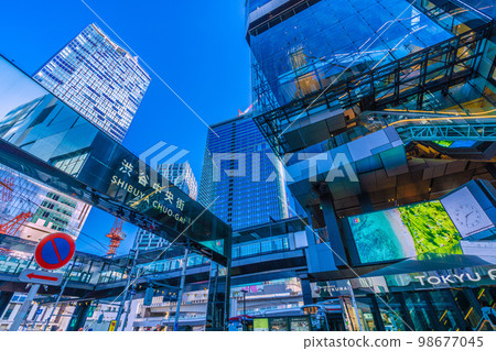 日本的東京城市景觀從澀谷中央街看澀谷站、東急廣場、櫻丘再開發大樓等=1月26日 98677045