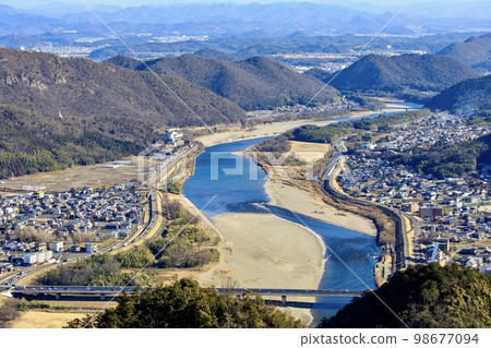 從岐阜縣城展望室眺望岐阜縣(東北方、關市和禦嶽山方向) 從岐阜縣城展望室眺望岐阜縣(東北方、關市和禦嶽山方向) 98677094