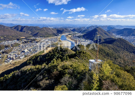 從岐阜縣城展望室眺望岐阜縣(東北方、關市和禦嶽山方向) 從岐阜縣城展望室眺望岐阜縣(東北方、關市和禦嶽山方向) 98677096