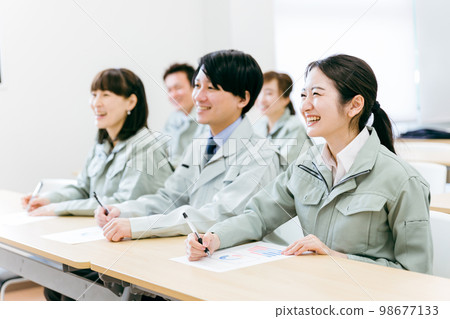 Men and women of engineers, engineers, and workers who participate in meetings, seminars, and study sessions in factories, companies, offices, and conference rooms 98677133