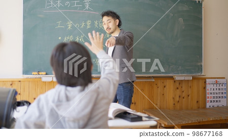 Male elementary school student raising hand Male elementary school student raising hand 98677168