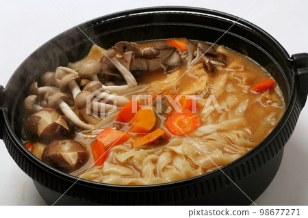 Hoto Nabe，一種充滿蘑菇的山梨當地菜餚 98677271