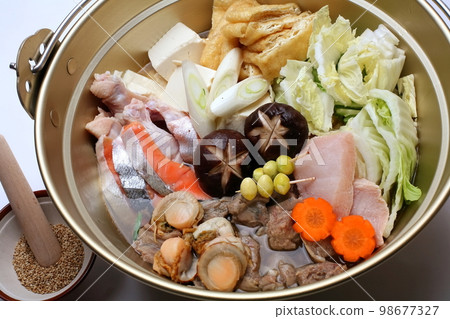 新鮮海鮮的美味海鮮火鍋 新鮮海鮮的美味海鮮火鍋 98677327