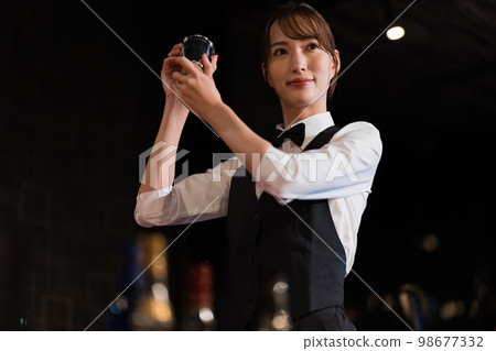 搖搖酒器的女性調酒師 98677332