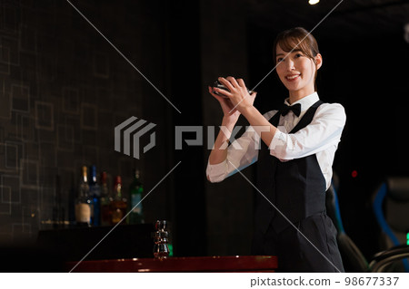 搖搖酒器的女性調酒師 98677337