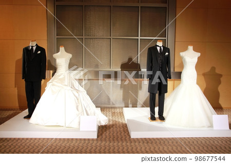 華麗的設計婚紗和燕尾服 98677544