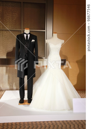 華麗的設計婚紗和燕尾服 98677546