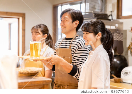 居酒屋、餐廳、咖啡廳工作人員提供一杯生啤酒 98677643