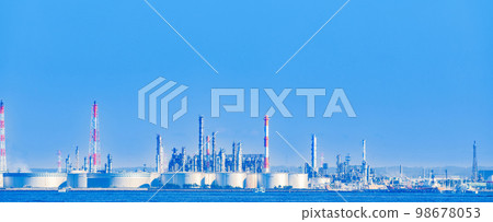 The coast of Tokyo Bay lined with oil storage tanks 【 Image of energy 】 98678053