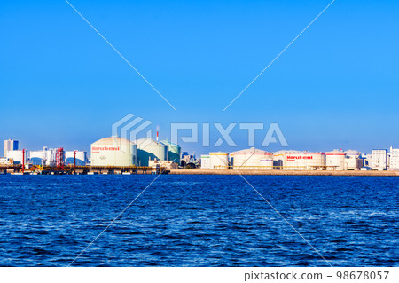 東京灣沿岸排列著儲油罐【能源形象】 98678057
