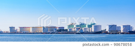 The coast of Tokyo Bay lined with oil storage tanks 【 Image of energy 】 98678058