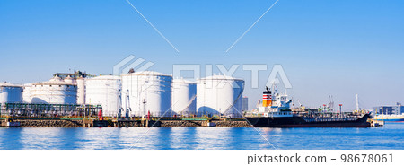The coast of Tokyo Bay lined with oil storage tanks 【 Image of energy 】 98678061