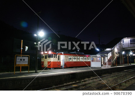 Tsuyama Line Fukudo Station Early morning station and JNR color diesel car Tsuyama Line Fukudo Station Early morning station and JNR color diesel car 98678390