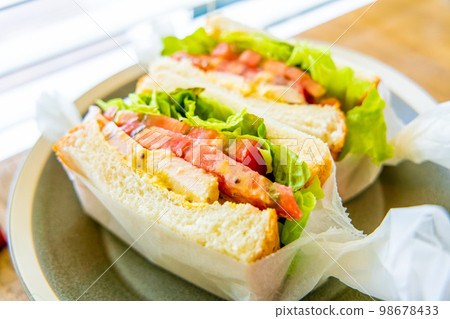 含有大量蔬菜的健康三明治 98678433