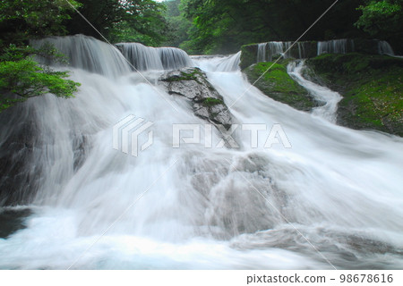 430,000 Waterfalls in summer with a lot of water (Kikuchi Gorge) 98678616