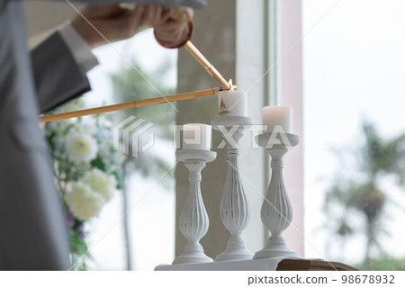 在婚禮上點燃蠟燭 在婚禮上點燃蠟燭 98678932