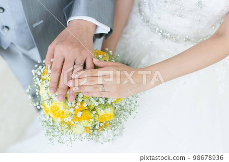 新娘和新郎的手和黃色花束 新娘和新郎的手和黃色花束 98678936