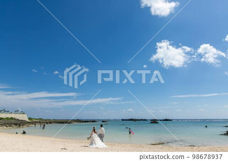 新娘和新郎在沖繩宮古島的海灘上散步 98678937