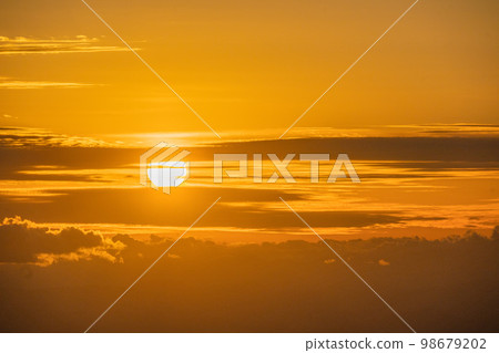 初冬的北阿爾卑斯山在晴朗的天空下從西穗高山的山脊看去 被日出染紅的北阿爾卑斯山脈 初冬的北阿爾卑斯山在晴朗的天空下從西穗高山的山脊看去 被日出染紅的北阿爾卑斯山脈 98679202