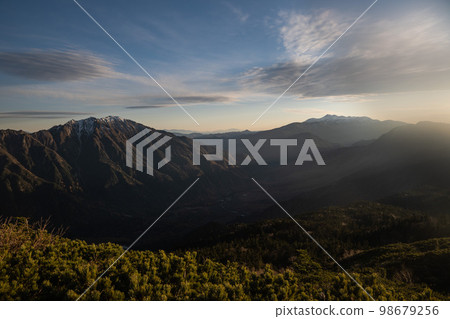 Early winter Northern Alps seen from the ridgeline of the Japanese Alps Snow piles up on top of the mountains Mountains of the Northern Alps covered in snow Early winter Northern Alps seen from the ridgeline of the Japanese Alps Snow piles up on top of the mountains Mountains of the Northern Alps covered in snow 98679256
