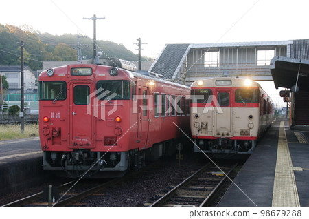 Fukuwata Station on the Tsuyama Line Diesel car to be exchanged Fukuwata Station on the Tsuyama Line Diesel car to be exchanged 98679288