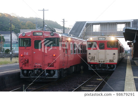Fukuwata Station on the Tsuyama Line Diesel car to be exchanged Fukuwata Station on the Tsuyama Line Diesel car to be exchanged 98679291