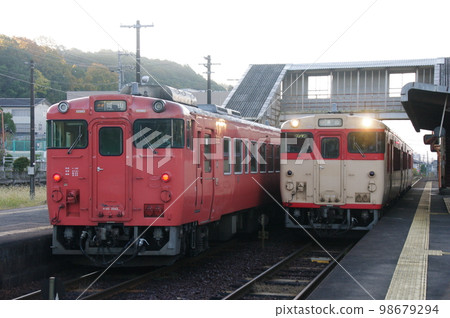 Fukuwata Station on the Tsuyama Line Diesel car to be exchanged Fukuwata Station on the Tsuyama Line Diesel car to be exchanged 98679294