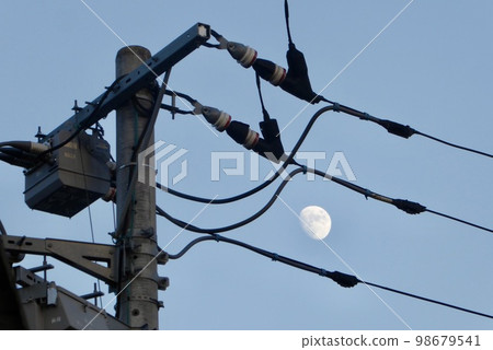 在電線之間看到的月亮 在電線之間看到的月亮 98679541