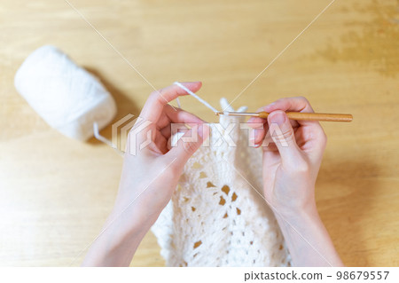 編織女人手的鉤針特寫 98679557