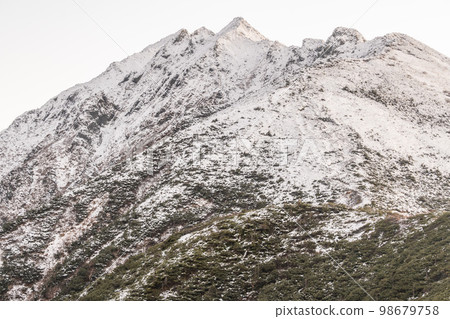 在多雲的天空下從長野和岐阜交界處的西穗高山的山脊看到的阿爾卑斯山的山脊 北阿爾卑斯山脈在雲中流動 98679758