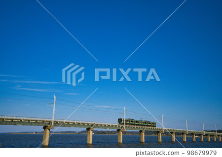 Lake Kasumigaura and one-car train 98679979