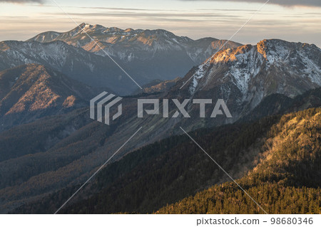 11 月清晨,在晴空下從西穗高山的山脊看到的日出 11 月清晨,在晴空下從西穗高山的山脊看到的日出 98680346