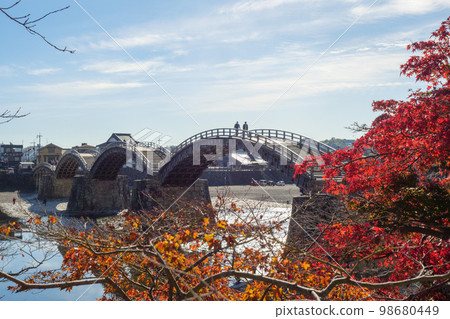 Kintai bridge in autumn Kintai bridge in autumn 98680449