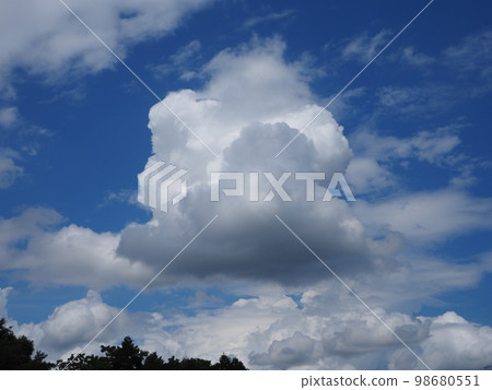 夏天藍天和雲彩 夏天藍天和雲彩 98680551