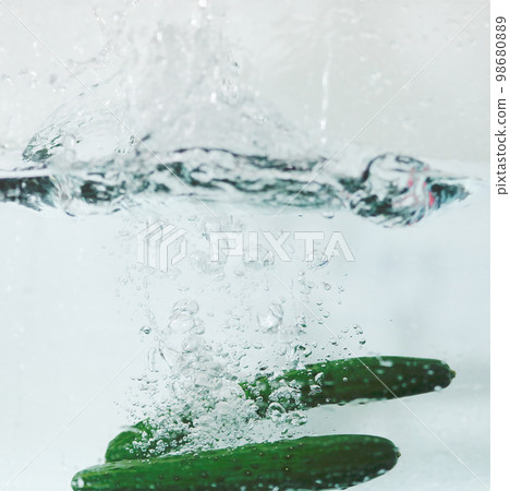 黃瓜水滴水滴素材 98680889