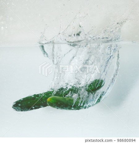 黃瓜水滴水滴素材 98680894