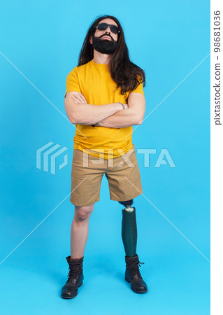 Man with sunglasses standing with a prosthetic leg 98681036