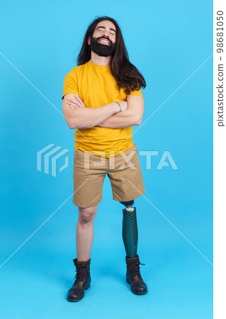 Cool man with a leg prosthesis standing with arms crossed 98681050