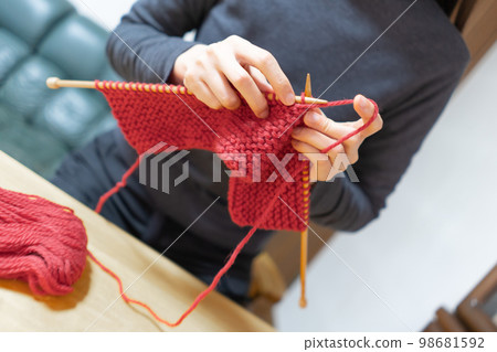 針織女手針編織的特寫 98681592