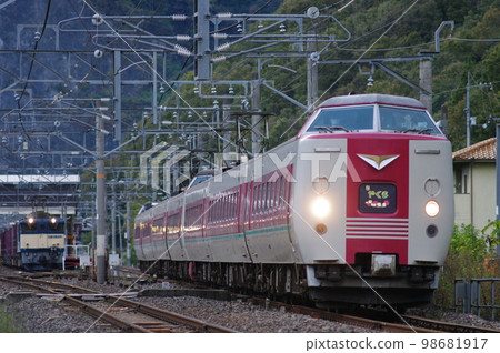 Hakubi Line Mibukuro Station Limited Express Yakumoto Freight Train Hakubi Line Mibukuro Station Limited Express Yakumoto Freight Train 98681917