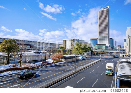 岐阜市岐阜站前街道被雪覆蓋 岐阜市岐阜站前街道被雪覆蓋 98682428