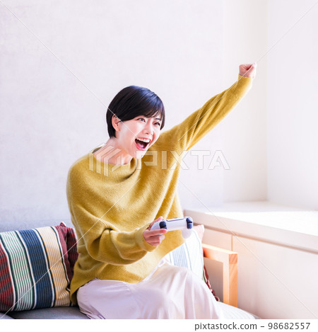 Playing games [How to enjoy your time at home] 98682557